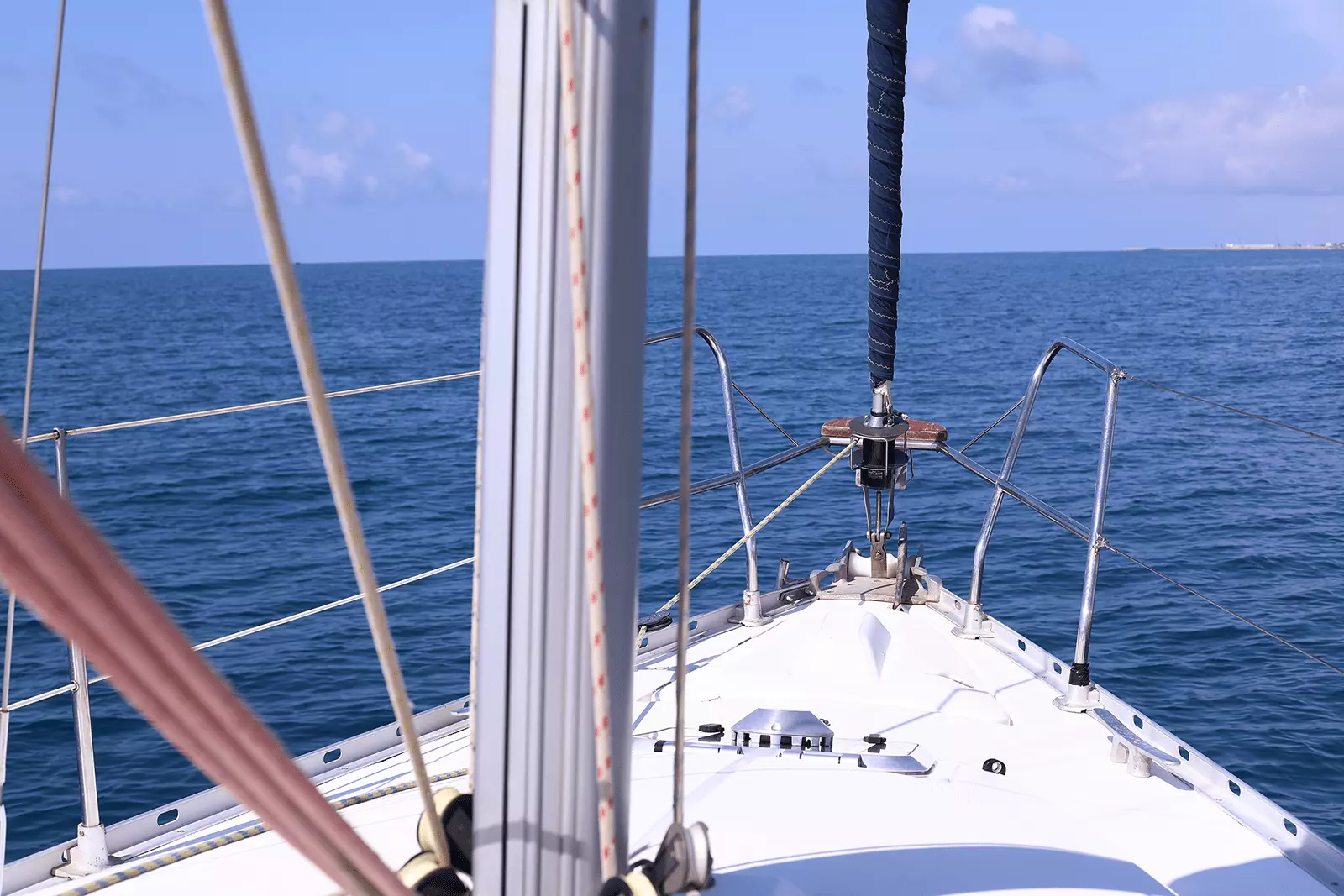 Explora los tesoros desde el barco: Lo que podrás ver en una salida en velero desde Sitges