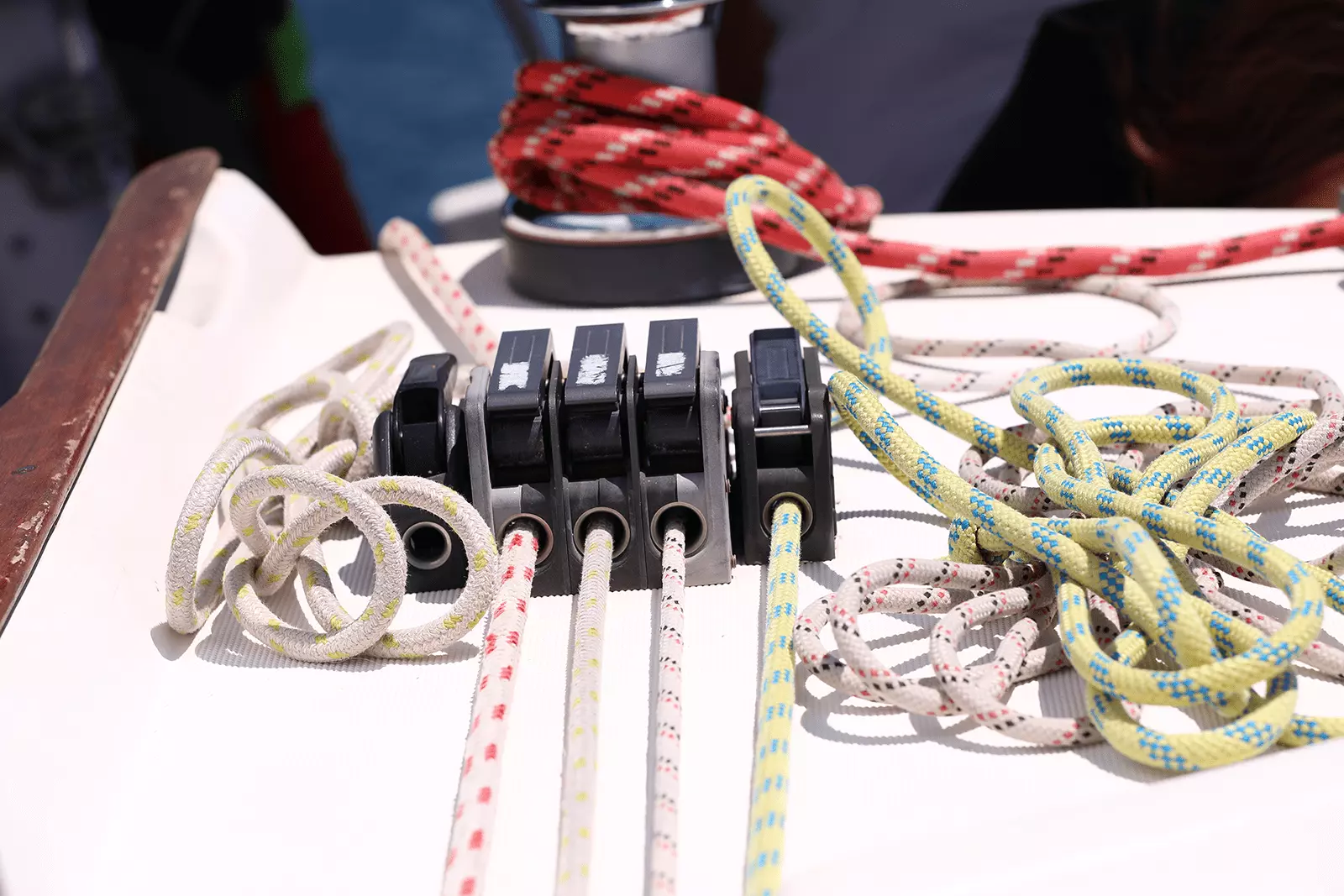 Consejos de seguridad esenciales para navegar en un velero en Sitges con patrón