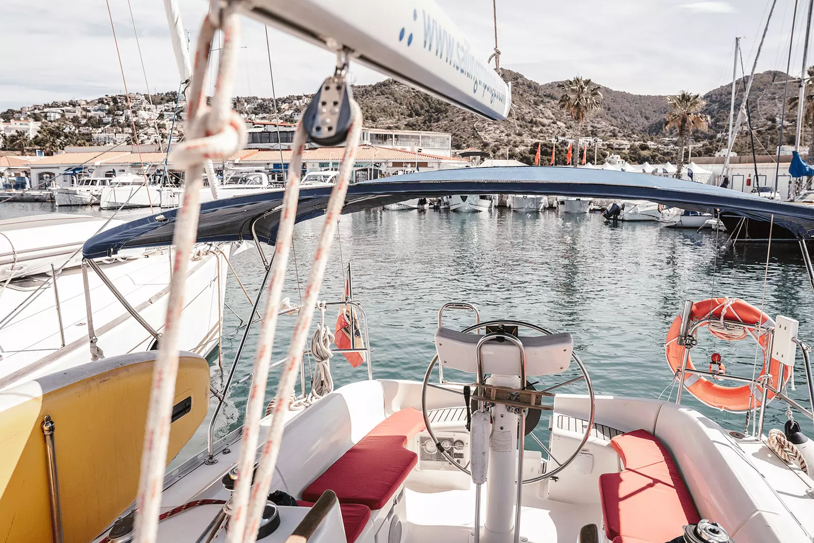 Consejos efectivos para evitar el mareo en un velero en Sitges: Disfruta de un viaje sin contratiempos