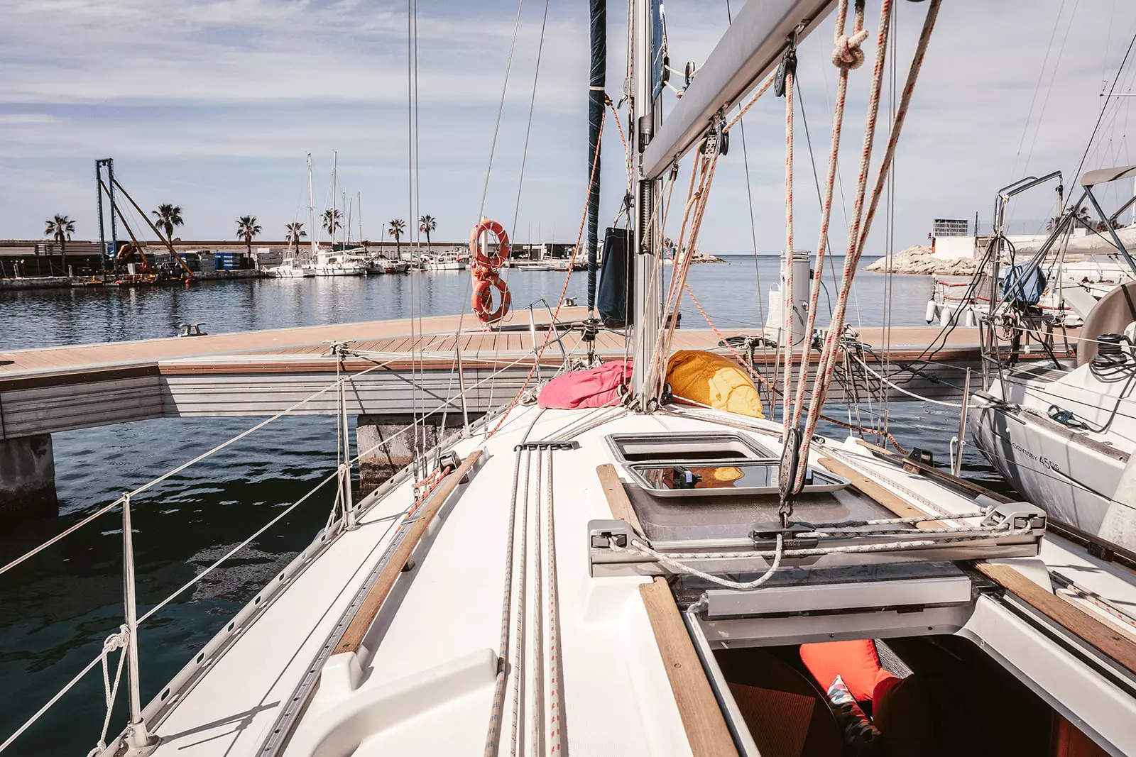 Alquiler de velero con patrón en Sitges: Descubre una experiencia marítima excepcional