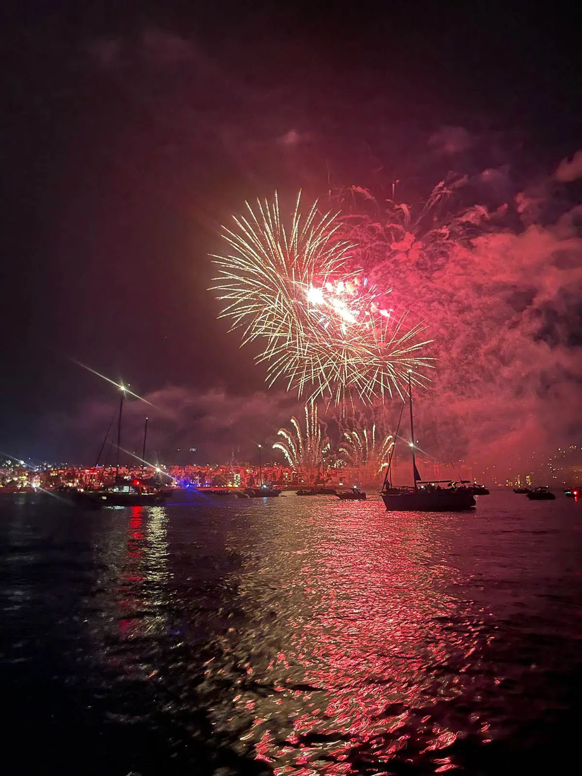 Vive los fuegos artificiales de la Fiesta Mayor de Sitges desde el mar: una experiencia única y emocionante