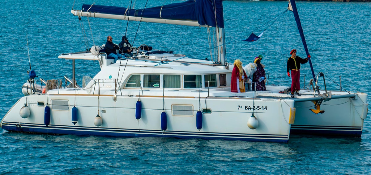 Navidad en Sitges: tradición, mar y experiencias únicas para vivir desde un velero